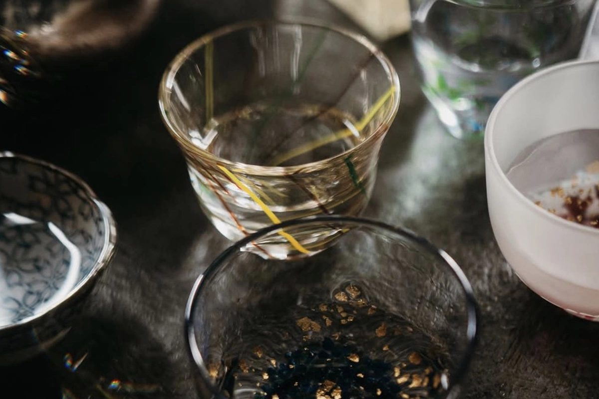 В принципе, тут можно подобрать пейринг под все позиции меню, ведь нашлось место даже для десертного саке — две позиции, зато отлично под фирменные моти