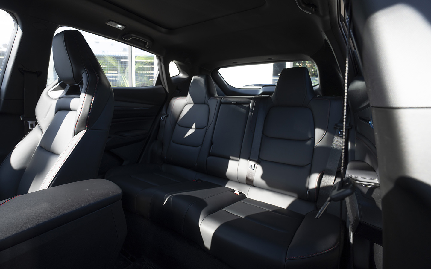 Задние места тут не номинальные. Даже рослые пассажиры могут разместиться без проблем