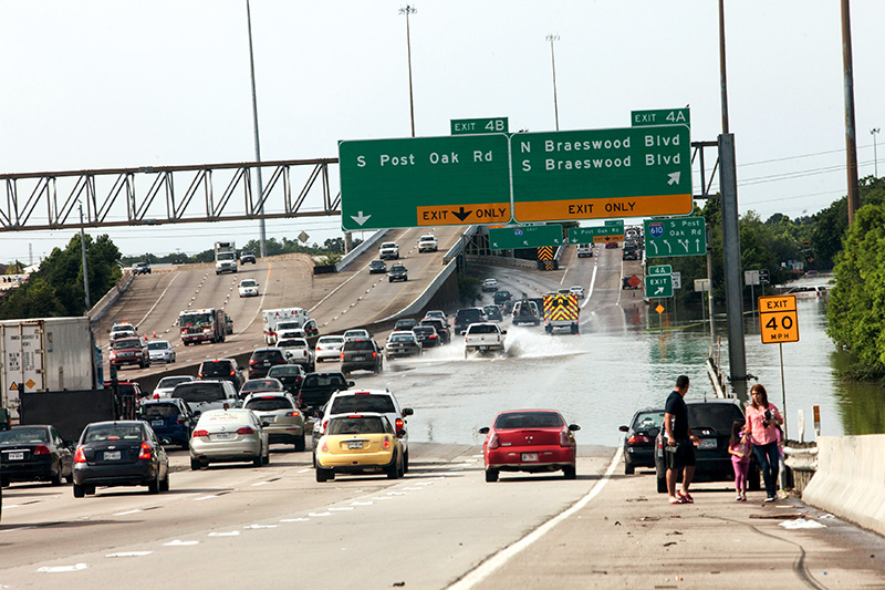 В Хьюстоне, в четвертом по численности населения городе США, из-за наводнения погибли четыре человека. Ведутся поиски десятка человек, пропавших без вести, в том числе группы туристов, которые исчезли после того, как их дом буквально &laquo;смыло&raquo; наводнением
