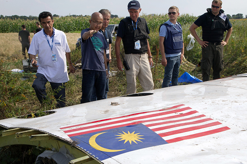 Международная следственная группа изучает останки разбившегося на востоке Украины малайзийского Boeing. Фото 2014 года