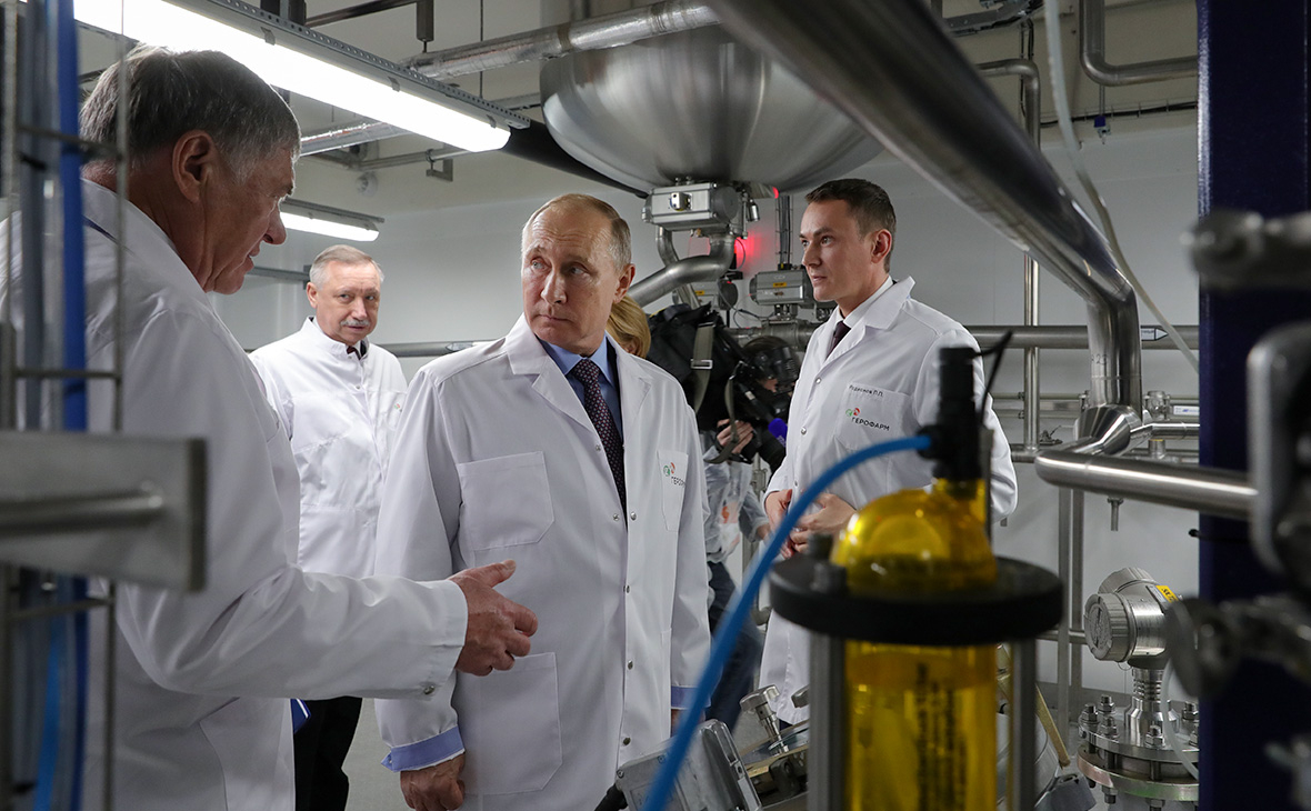 Владимир Путин (в центре) на предприятии отечественного производителя биотехнологических препаратов