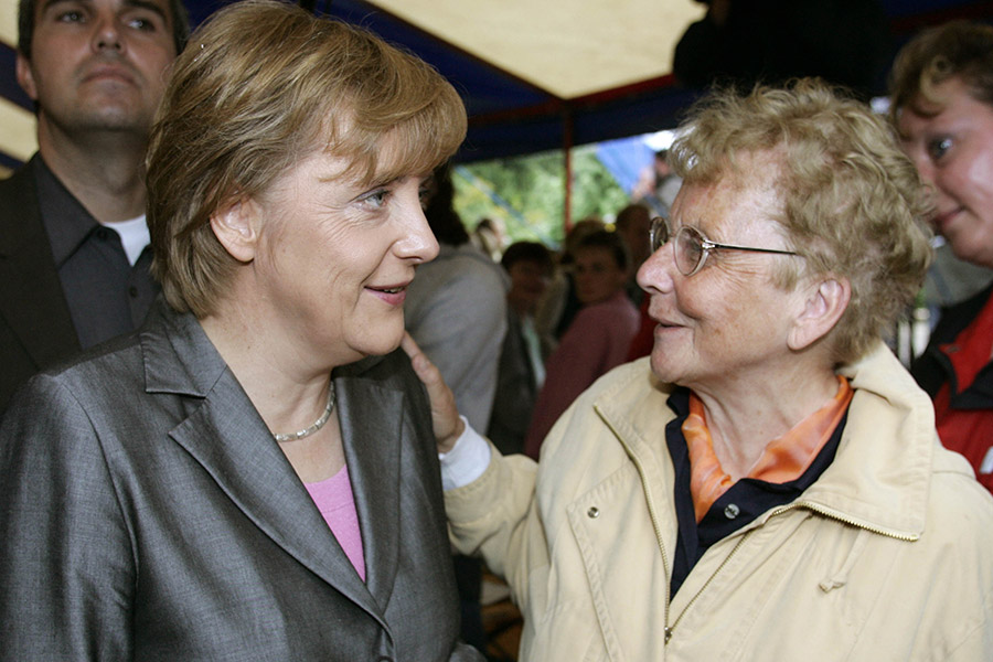 Ангела Меркель и ее мать Херлинде Каснер на предвыборной встрече в Темплине в 2005 году