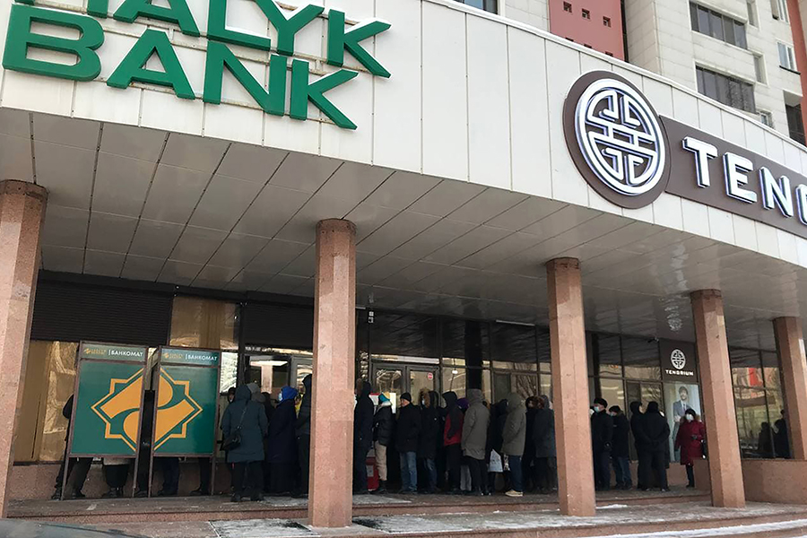 В четверг стало известно, что на фоне отключения интернета в Казахстане перестала работать безналичная оплата. Местные жители начали массово снимать деньги в банкоматах