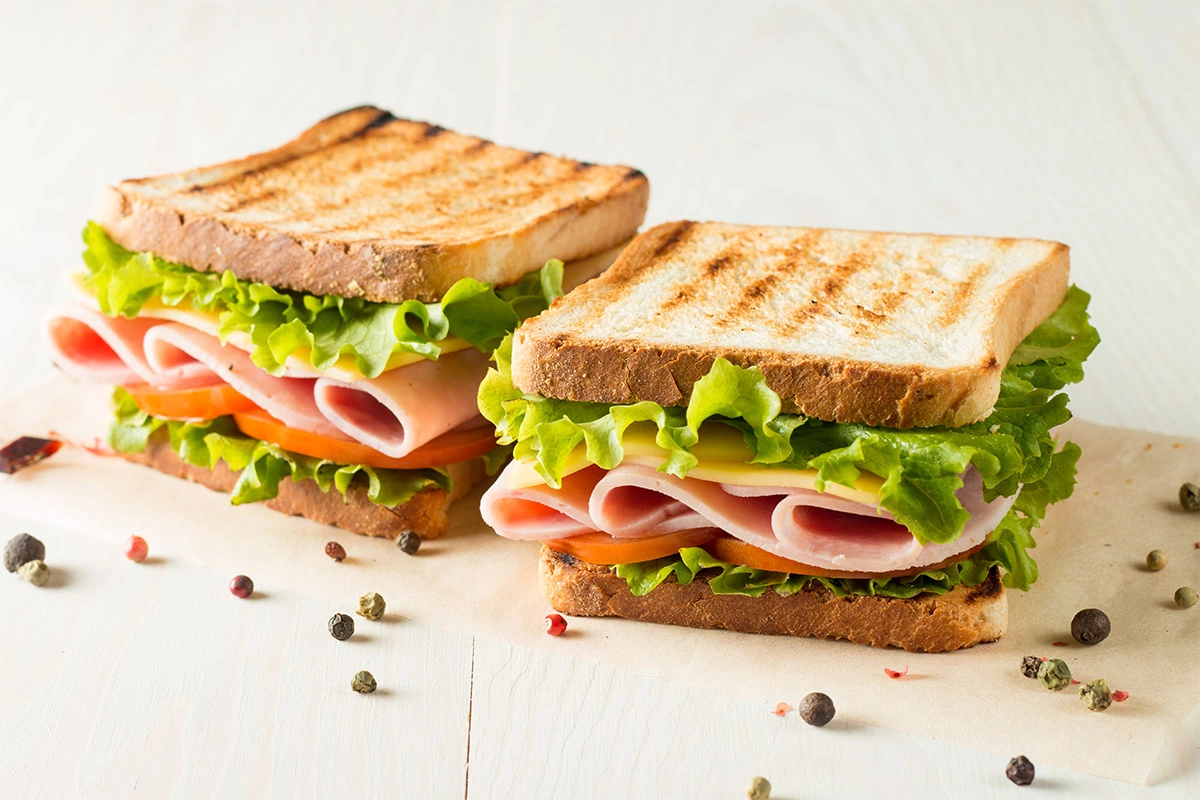 <p>На природе хлеб для сэндвича можно поджарить на гриле</p>
<br />
&nbsp;