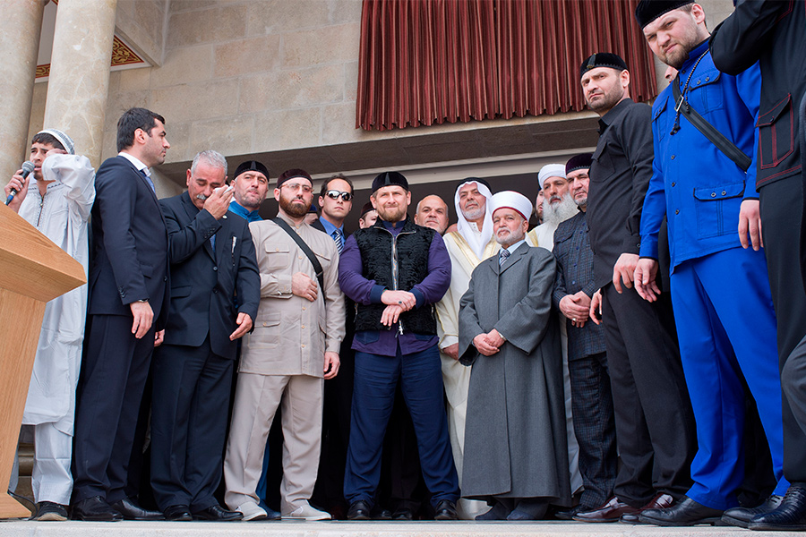 Рамзан Кадыров (в центре)&nbsp;на церемонии открытия мечети, 2014 год