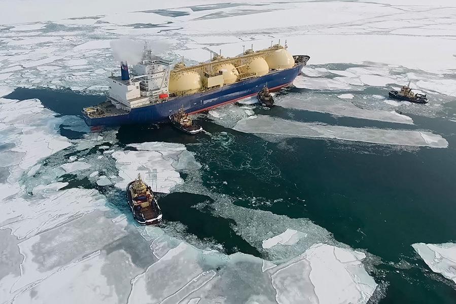 Буксировка танкера со сжиженным газом