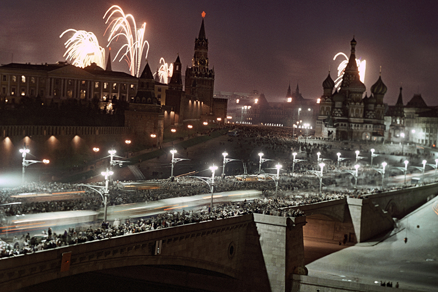 Народные гулянья на Москворецком мосту в честь дня Победы,&nbsp;1961 год