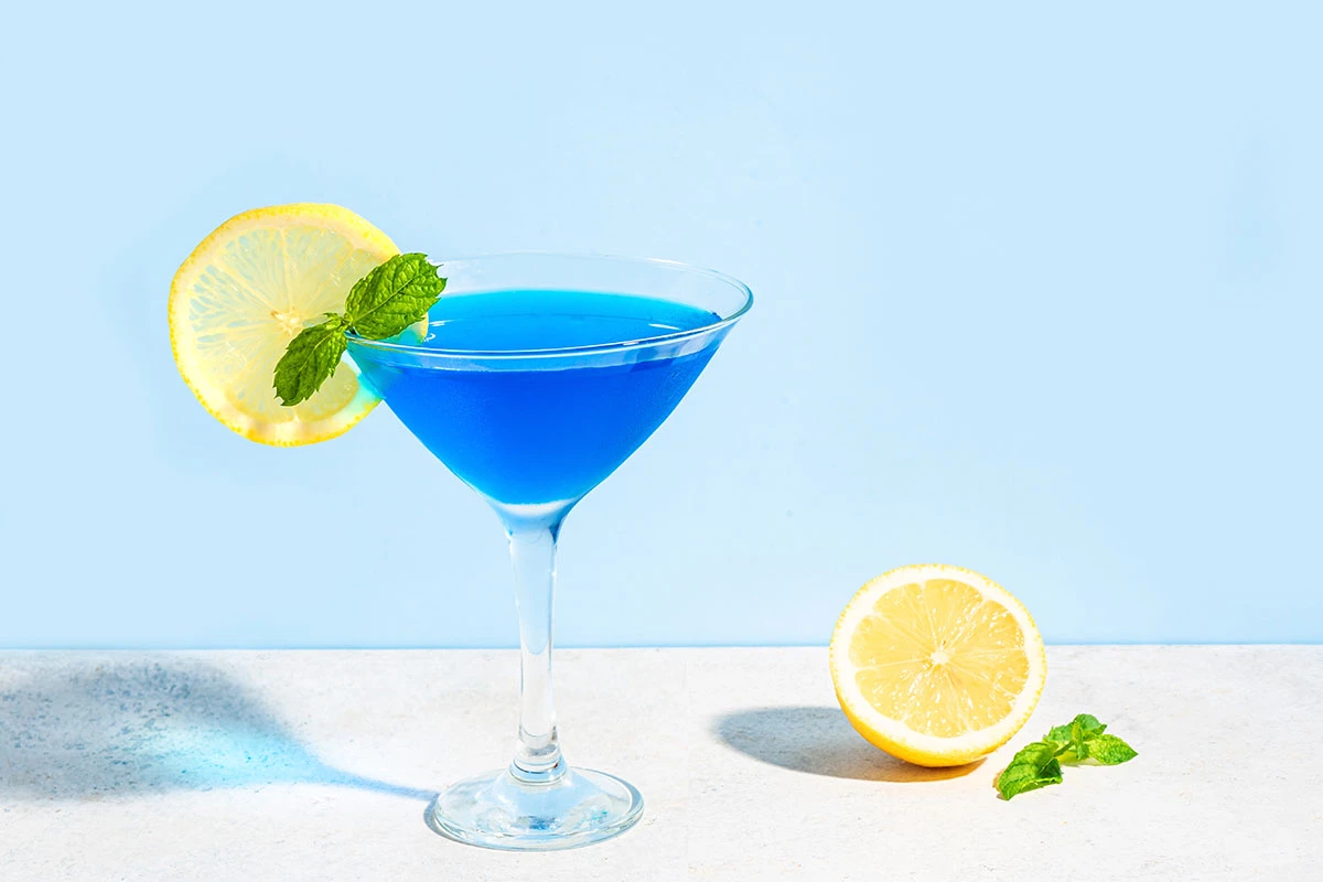 Коктейли с ликером «Блю Кюрасао» — это яркие и запоминающиеся напитки, которые выделяются в барном меню благодаря своему насыщенному синему цвету и экзотическому вкусу