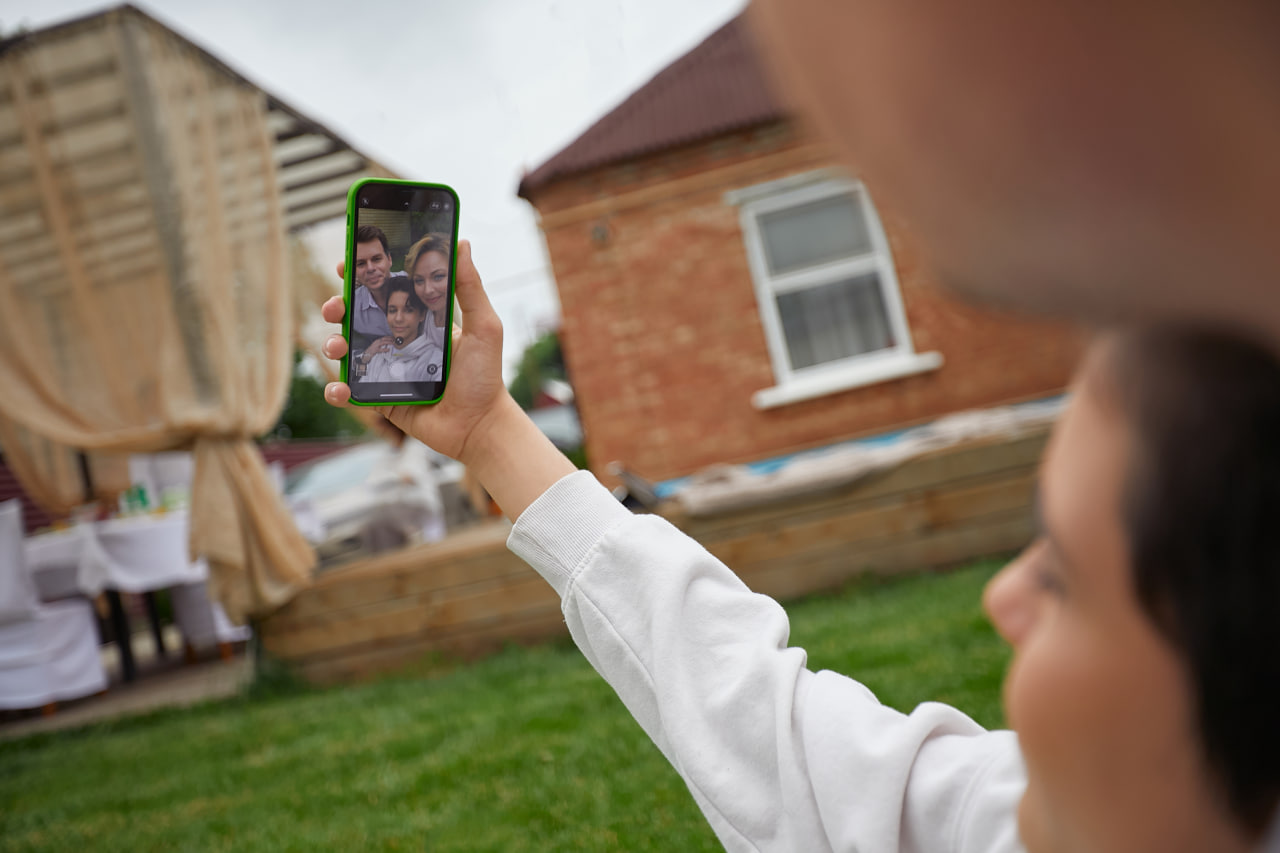 Смартфоны с ИИ догоняют фоторедакторы по росту популярности