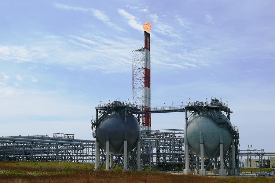 Емкости для хранения технологических газов на территории завода СПГ по производству сжиженного природного газа&nbsp;в поселке Пригородное