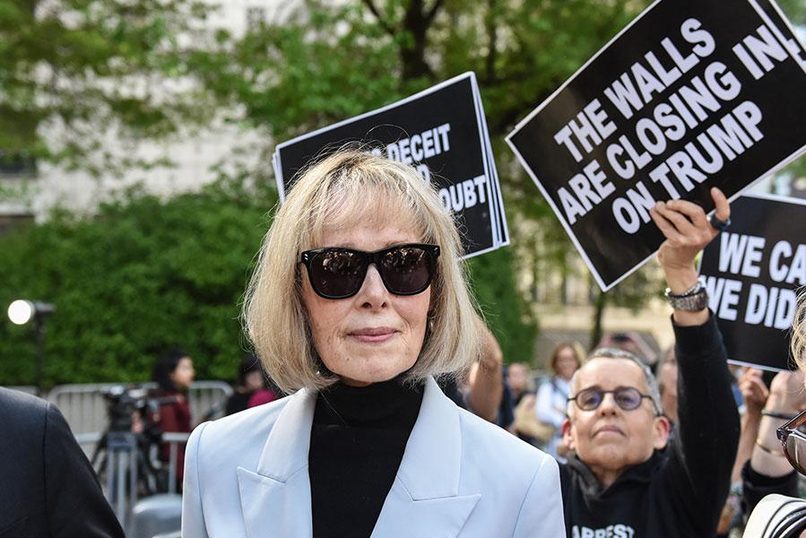 Джин Кэрролл покидает здание&nbsp;федерального&nbsp;суда&nbsp;Манхэттена&nbsp;в Нью-Йорке, май 2023 года