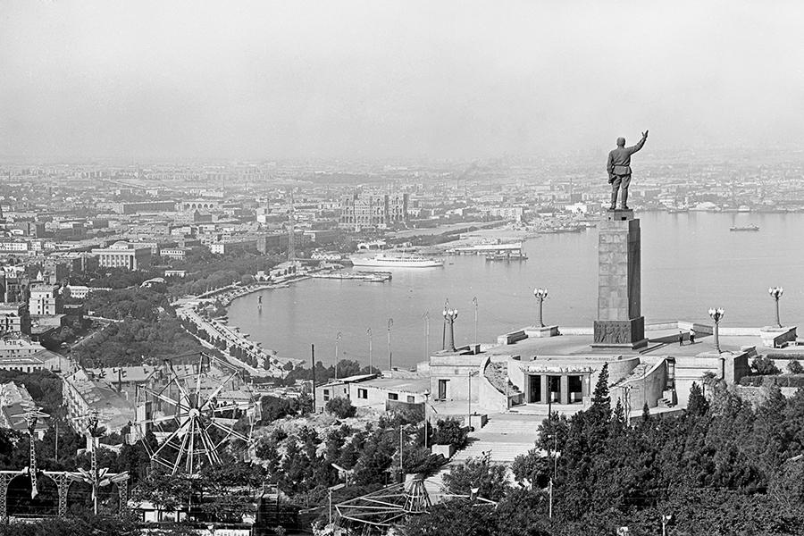 Вид на город Баку из приморского парка, 1966 год