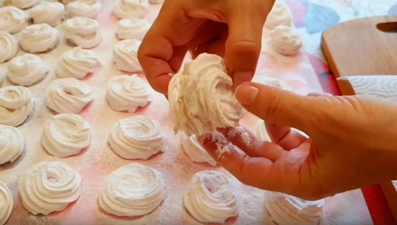 Посыпьте зефир сахарной пудрой