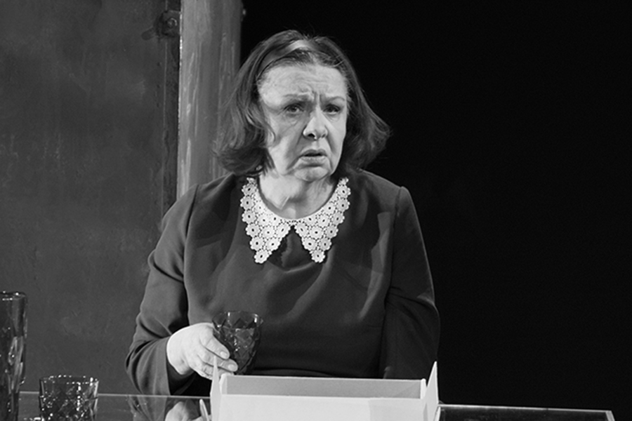 Актриса театра и кино Наталья Тенякова умерла 18 июня в возрасте 80 лет. У нее остановилось сердце.

Тенякова известна по роли бабы Шуры в фильме &laquo;Любовь и голуби&raquo;. Ее первая роль в кино&nbsp;&mdash; младшая сестра, Лида, в фильме &laquo;Старшая сестра&raquo;. В 1967 году Тенякова исполнила главную роль в фильме &laquo;Зеленая карета&raquo;. В цикле &laquo;Следствие ведут ЗнаТоКи&raquo; сыграла завбазой Евдокию Матвеевну Стольникову, в &laquo;Грозе над Белой&raquo;&nbsp;&mdash; Сашу Вихрову. В труппе МХТ Тенякова была с 1988 года. Начинала служить в Ленинградском театре имени Ленинского комсомола. С 1967 года работала в БДТ, с 1979-го&nbsp;&mdash; в Театре Моссовета.

Читать больше