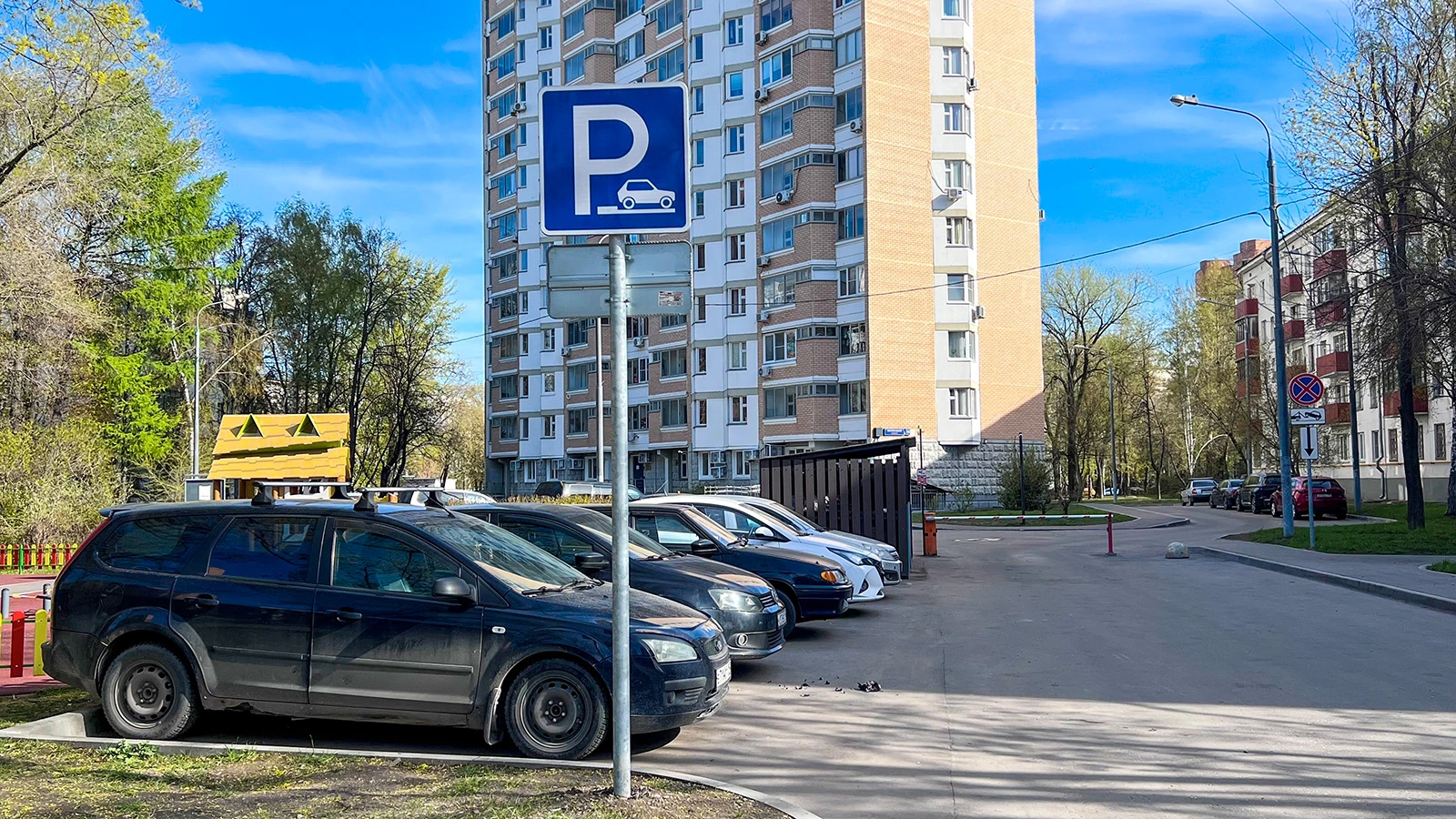 Эксперт объяснил правила пользования общим двором для парковки авто