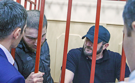 Шадид Губашев (второй слева) и Хамзат Бахаев (справа), фигуранты дела об убийстве политика Бориса Немцова.&nbsp;24 августа 2015 года


