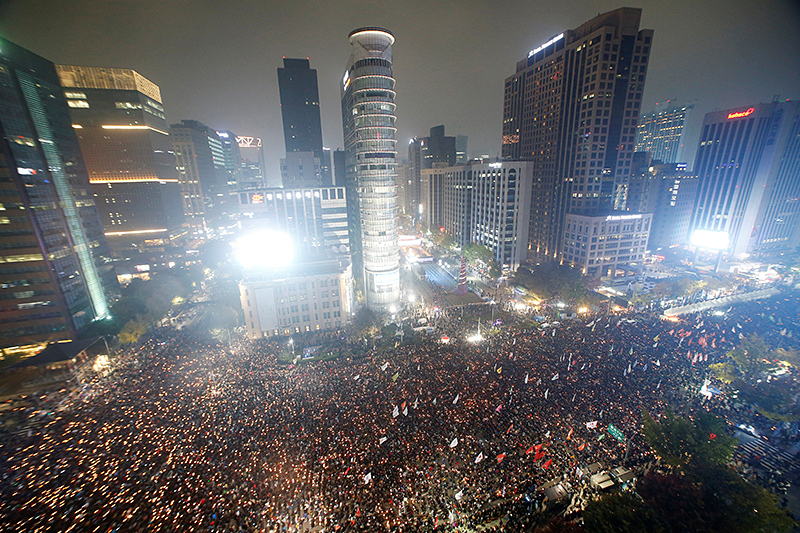 Митинг с требованием отставки президента Южной Кореи Пак Кын Хе в Сеуле


