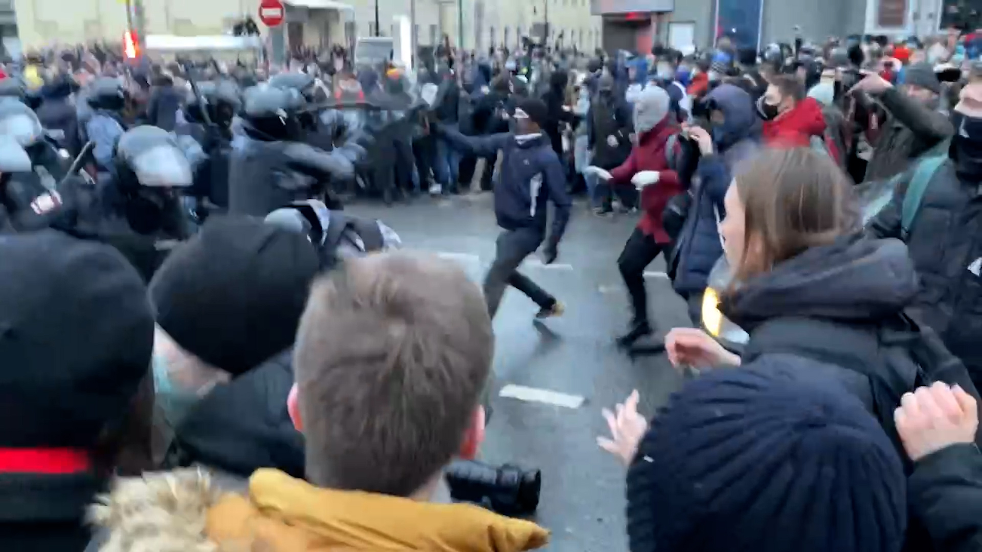 Столкновения ОМОН и протестующих на Страстном бульваре в Москве. Видео