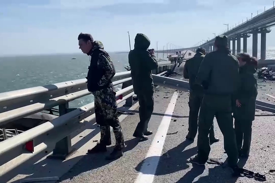 Правоохранительные органы на месте взрыва на Крымском мосту.