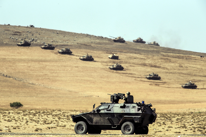 Бронированная техника турецкой армии в городе Суруч (провинция Шанлыурфа).