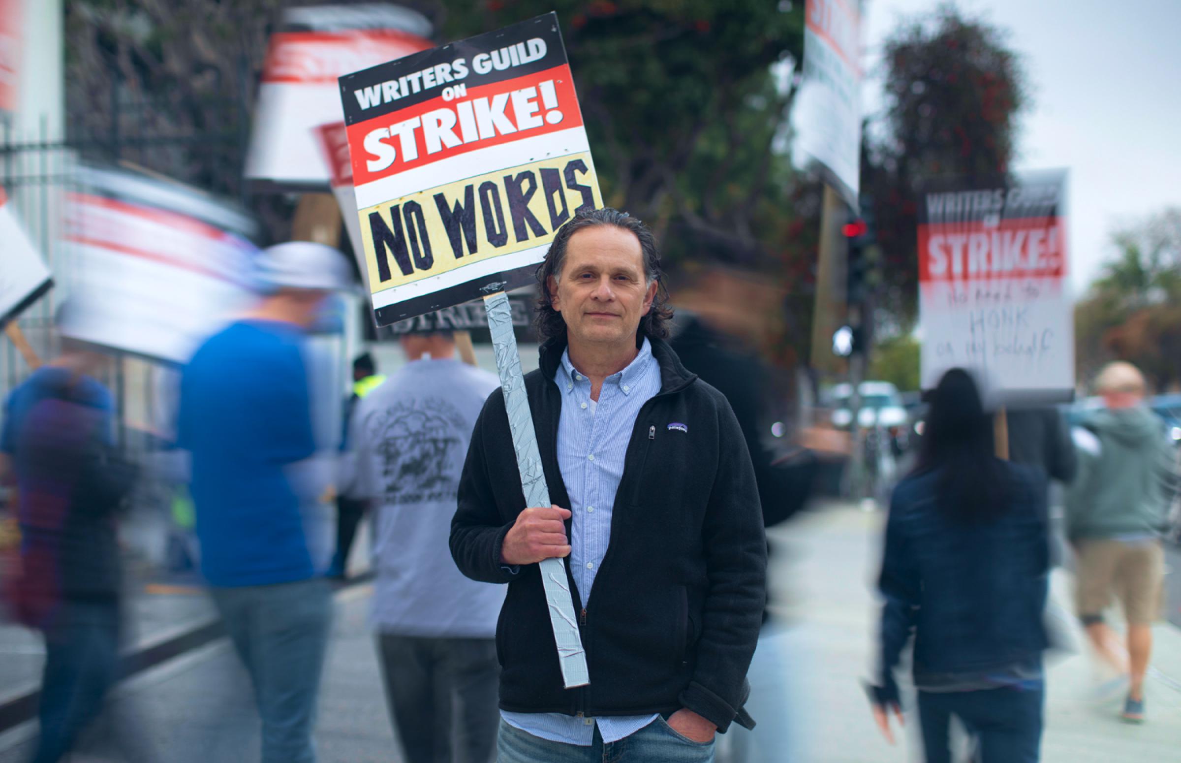 Сценарист и продюсер Билл Даймонд с плакатом &laquo;Нет слов&raquo; на забастовке Гильдии сценаристов у студии Sony. 9 мая&nbsp;2023 года