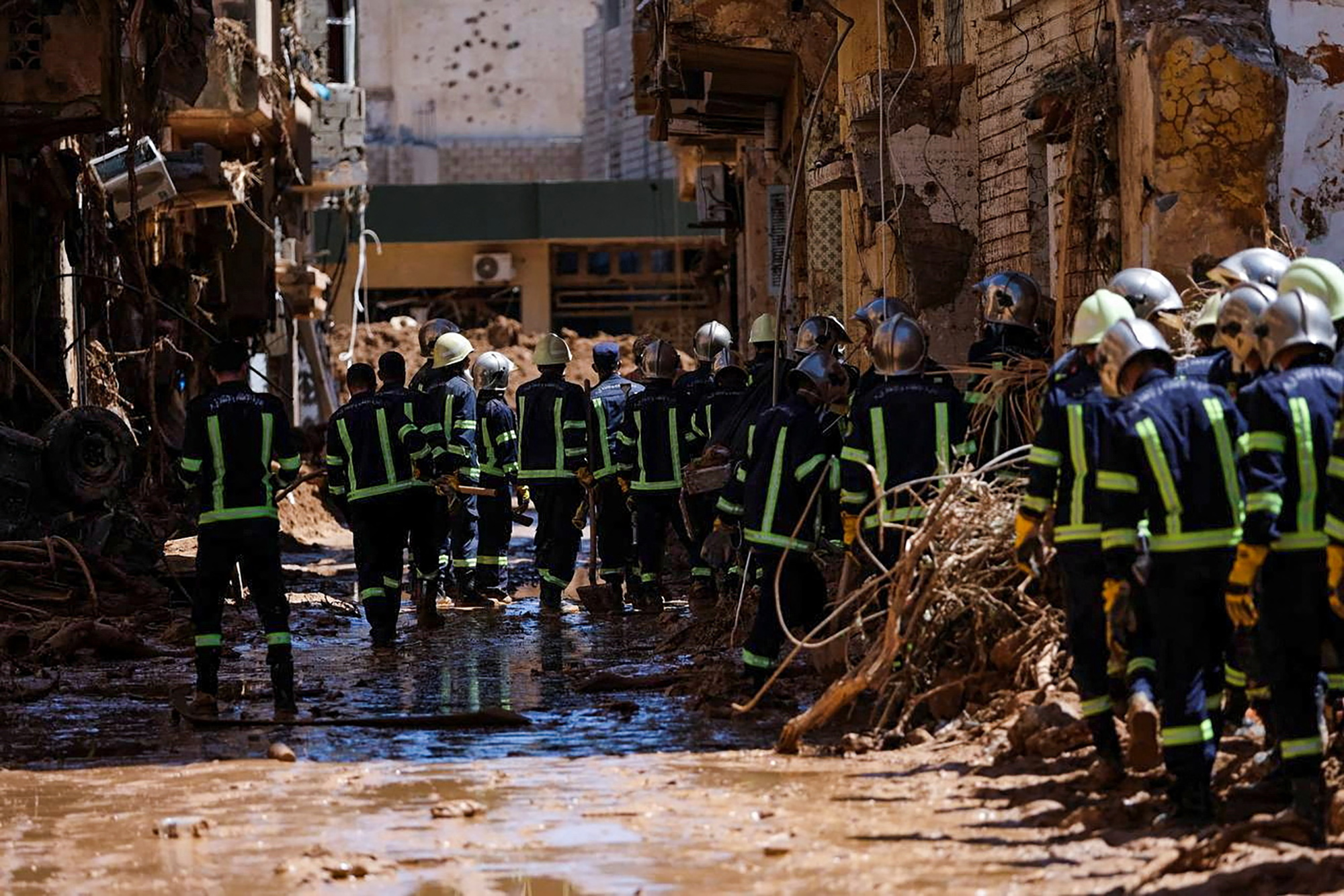 Спасатели из Египта обследуют разрушенные районы в Дерне, 13 сентября

Координатор чрезвычайной помощи ООН Мартин Гриффитс 15 сентября заявил, что Ливии необходимо оборудование для поиска людей, застрявших в грязи и поврежденных зданиях после наводнений, а также первичная медико-санитарная помощь для предотвращения вспышки холеры среди выживших.
