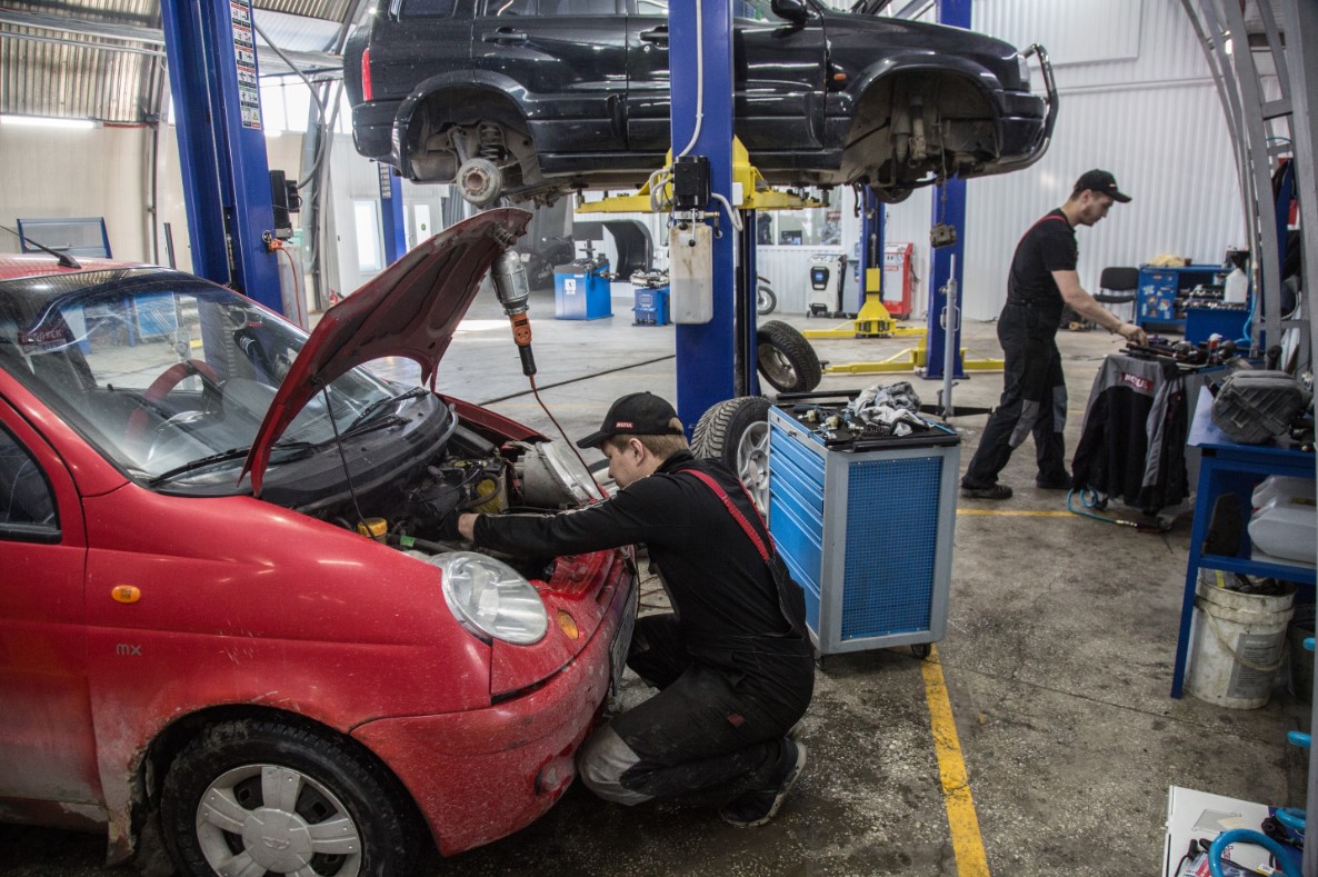 Большинство магазинов, при которых есть автосервис, предлагают выполнить эту услугу бесплатно при покупке масла