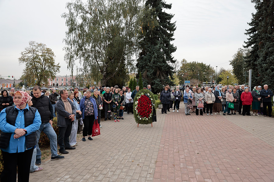 Родные и близкие актера направили на прощание венки.