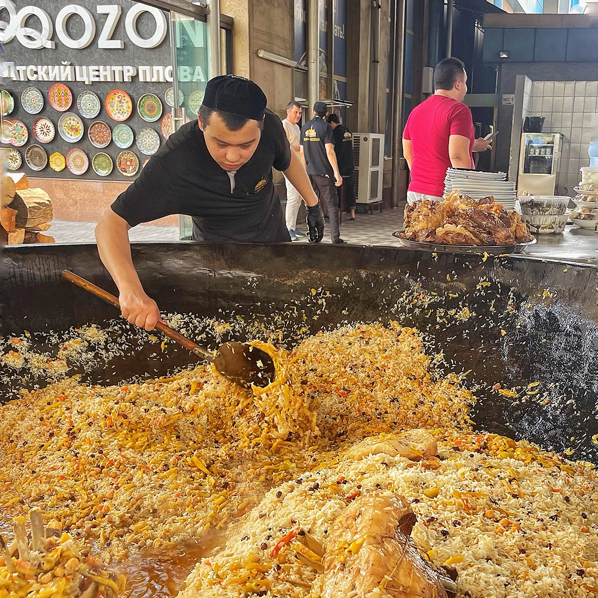 Традиционно плов готовят один раз — на обед, а «Беш козон» готовит плов с 9 утра и до ночи — это фишка этого места