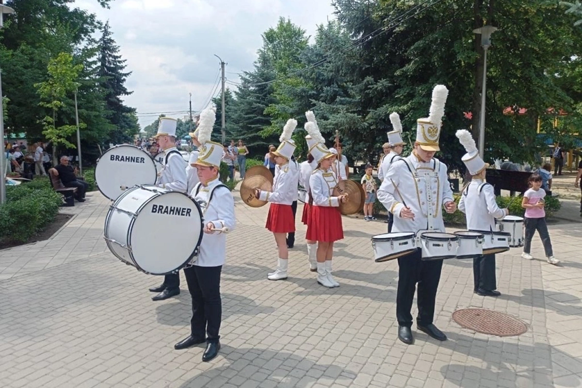 В День огурца центральная часть станицы Багаевской становится огромной ярмаркой, на которую собираются и те, кто выращивает огурцы, и те, кто любит их есть, и те, кто просто хочет разнообразить свою жизнь