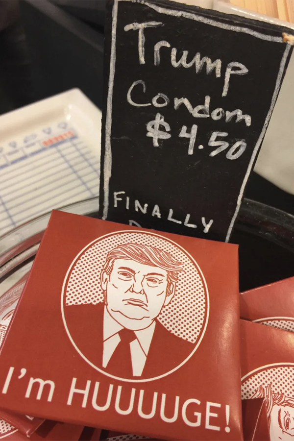 Упаковка презерватива со стилизованным портретом Трампа&nbsp;и надписью &laquo;Я огромен&raquo; (I am huge). Как следует из фотографии,&nbsp;презервативы продавались по $4,5 за штуку.