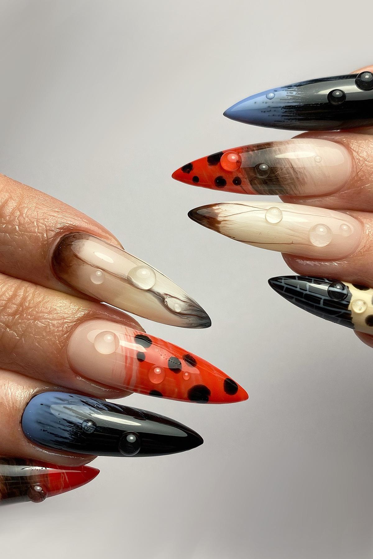 Такой нейл-арт требует опыта и терпения от мастера, но в итоге превращает руки в произведение искусства