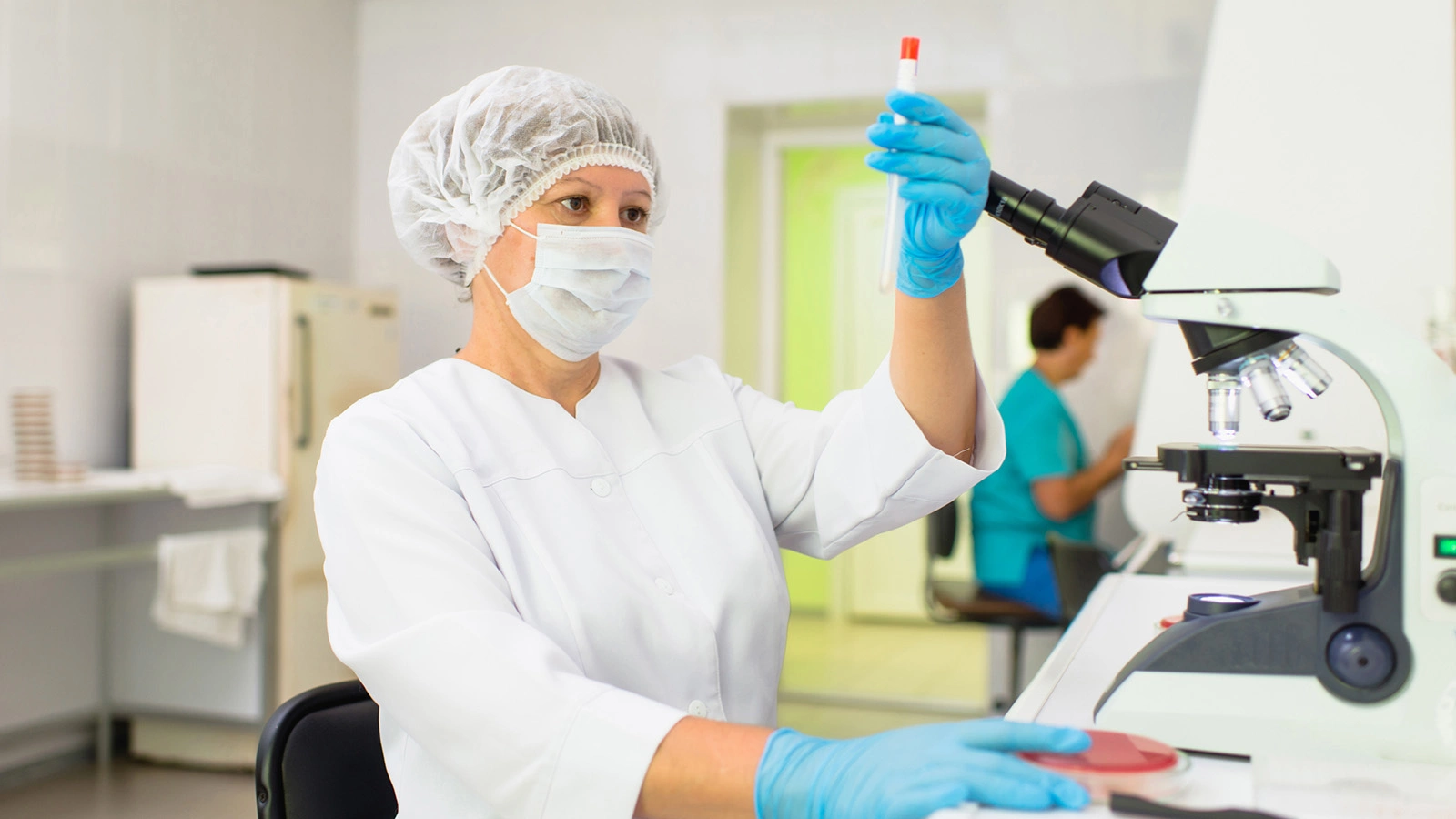 Онколог объяснил, какие вирусы могут вызвать рак. Это важно знать