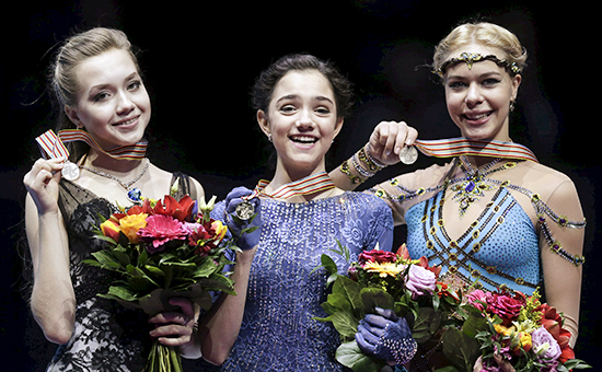 Российские фигуристки&nbsp;Евгения Медведева (в центре),&nbsp;Елена Радионова (слева) и Анна Погорилая (справа) на церемонии награждения