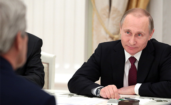 Президент РФ Владимир Путин во время встречи с госсекретарем США Джоном Керри в Кремле


