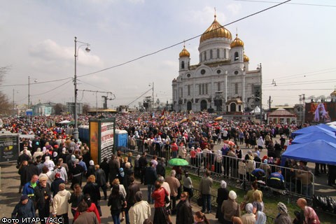 Многотысячный молебен около храма Христа Спасителя. 