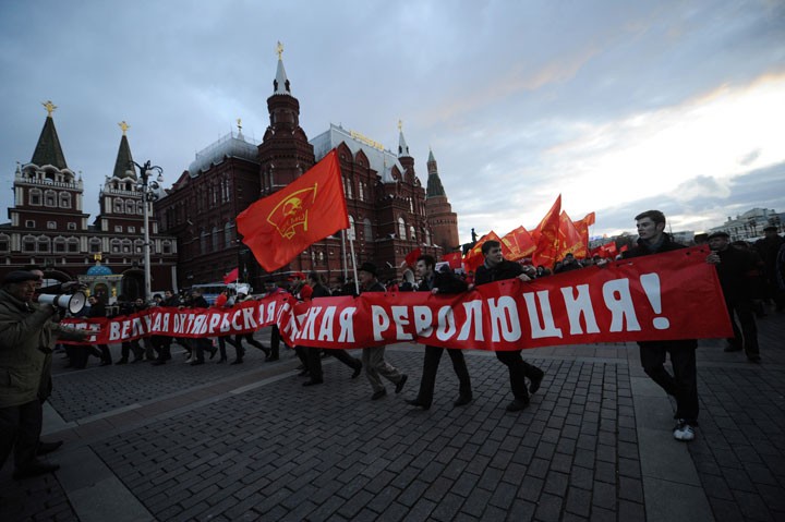 Шествие КПРФ в честь 95-летия Октябрьской революции в Москве