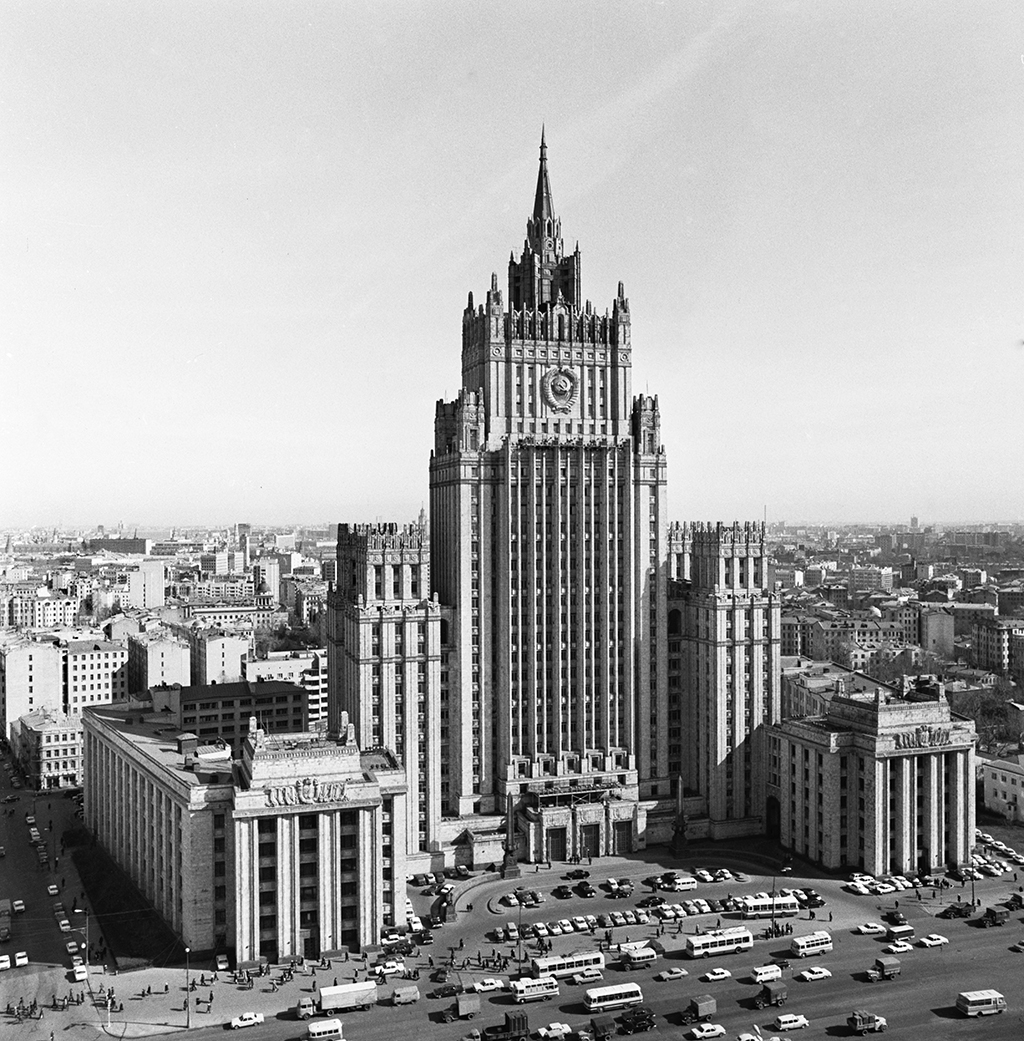 Здание МИД&nbsp;&mdash;&nbsp;единственная из&nbsp;сталинских высоток в&nbsp;Москве, не&nbsp;украшенная пятиконечной звездой. Причина та&nbsp;же: звезда серьезно увеличила бы&nbsp;нагрузку на&nbsp;конструкции здания и&nbsp;металлический шпиль.

На фото: 1975&nbsp;год. Здание Министерства иностранных дел и&nbsp;внешней торговли СССР на&nbsp;Смоленской площади
