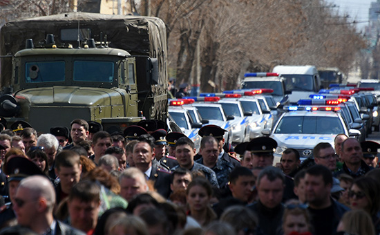 Жители Астрахани на траурной церемонии прощания с погибшими сотрудниками Росгвардии




