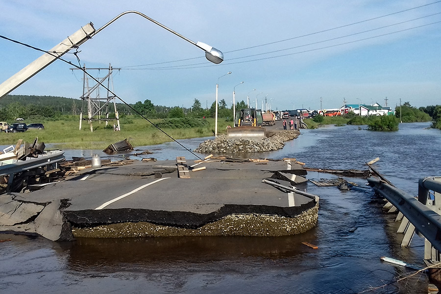 Разрушенная дорога в подтопленном городе Тулуне