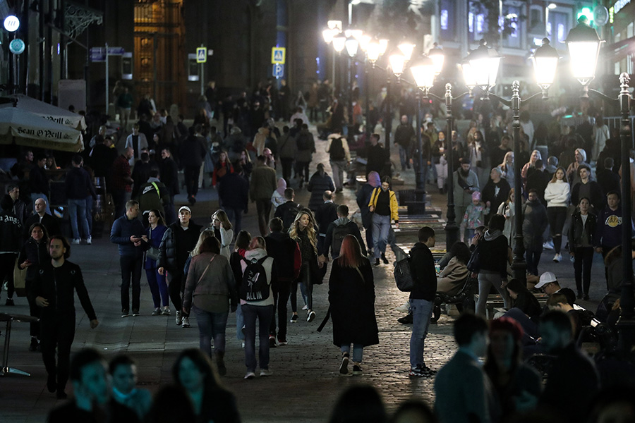 В Москве зафиксировали всплеск интереса к бронированию столов по сравнению с первыми и вторыми выходными октября прошлого года. По данным сервиса LeClick, рост составил более 25%. Впрочем, гендиректор сервиса Анастасия Люстина связывает это с тем, что люди более аккуратно стали планировать свой досуг. В целом люди действительно активно ходят в рестораны, несмотря на ситуацию, отметила она

На фото:  улица Кузнецкий Мост