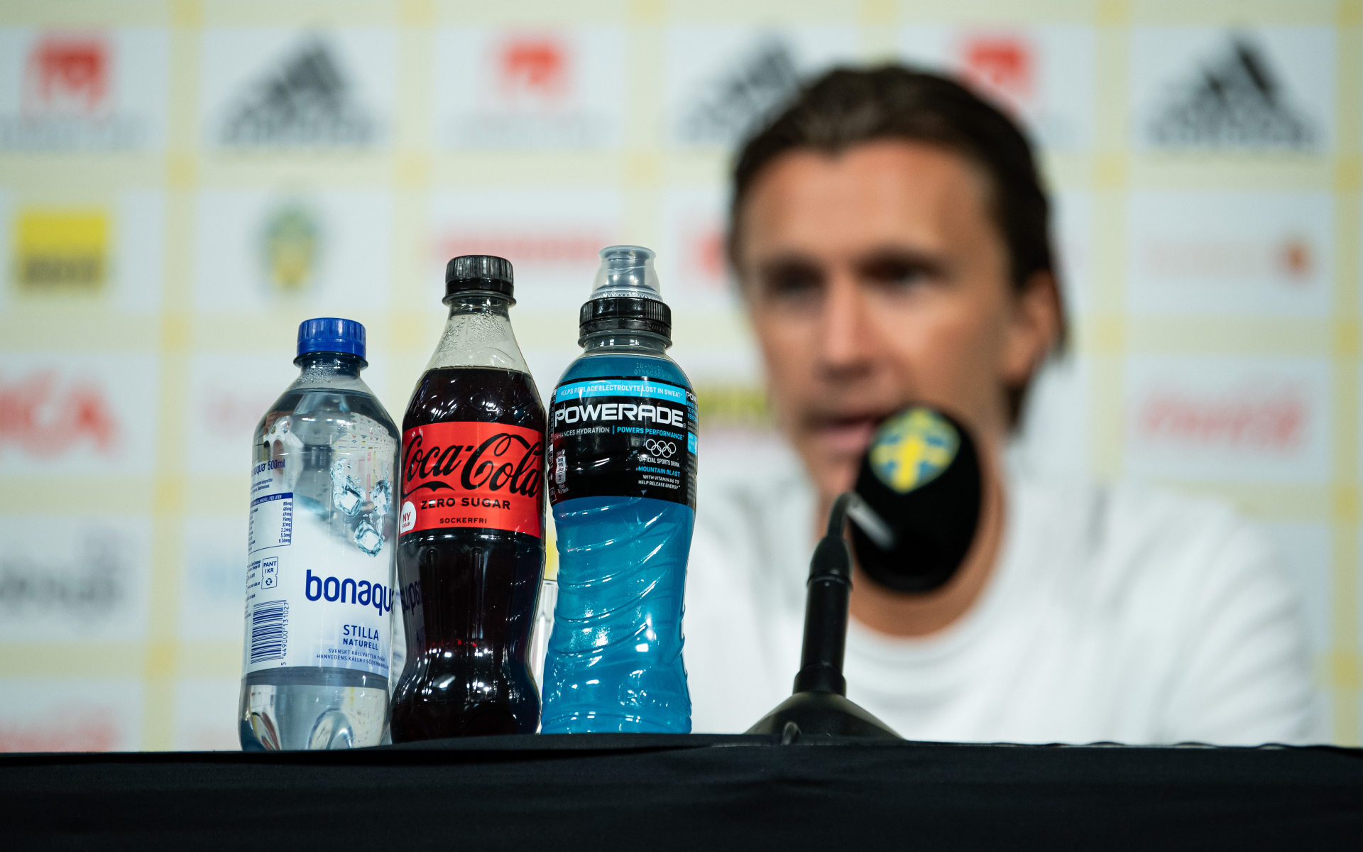Бутылки спонсоров на пресс-конференции Евро-2020