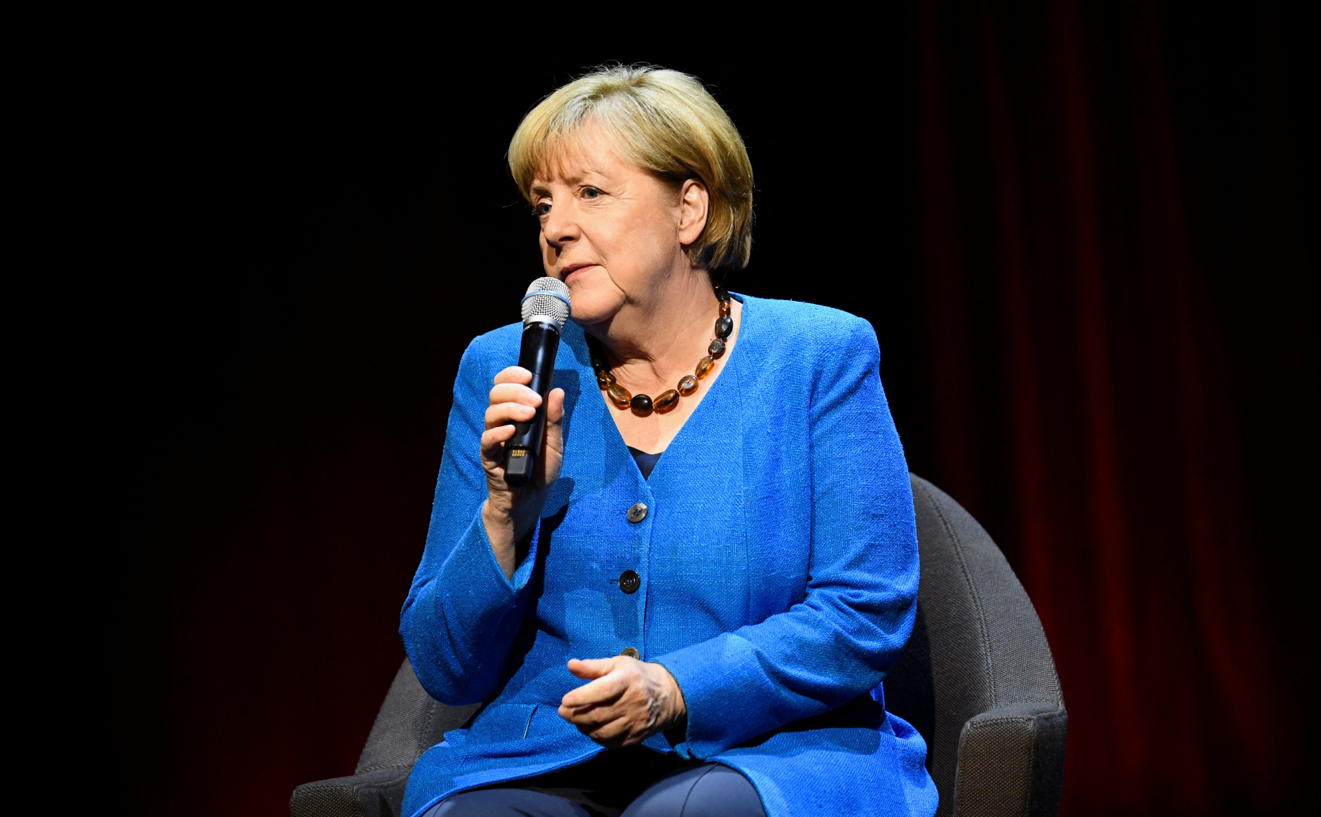 Меркель объяснила отказ быть посредником между Россией и Украиной"/>













