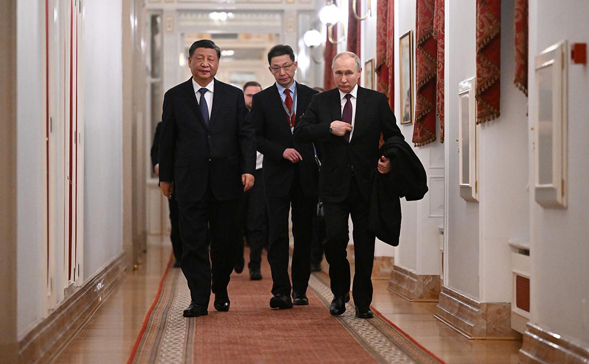 Си Цзиньпин (слева) и Владимир Путин (справа)