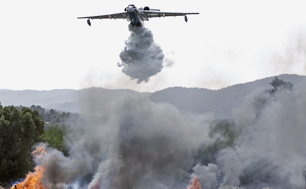 Тушение лесных пожаров в Турции с помощью российского самолета-амфибии Бе-200 в июле 2021 года
