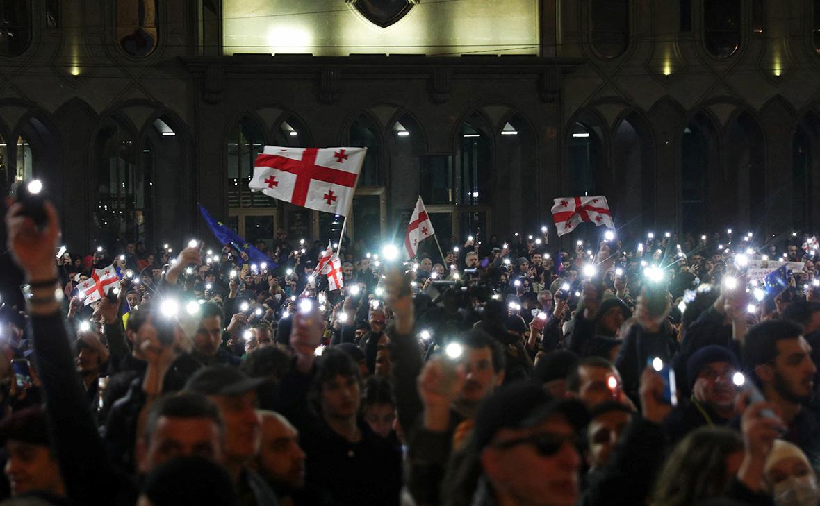 Акция протеста у здания парламента в Тбилиси
