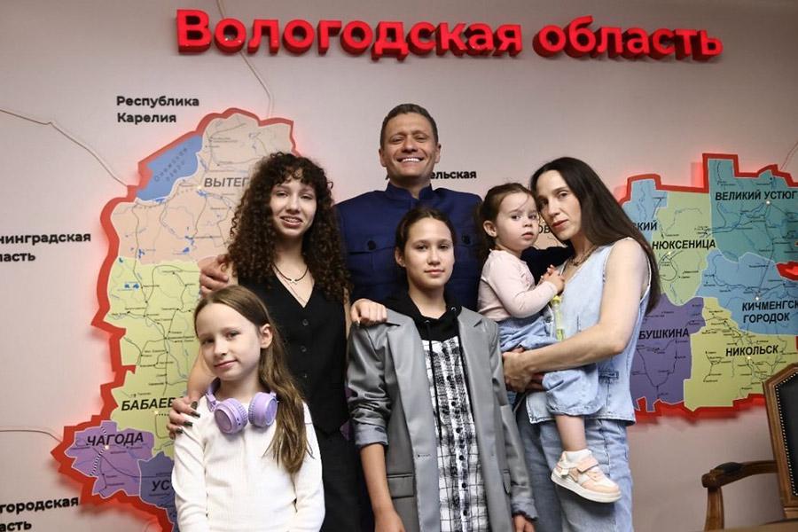 Георгий Филимонов с женой и дочерьми, 2024 год