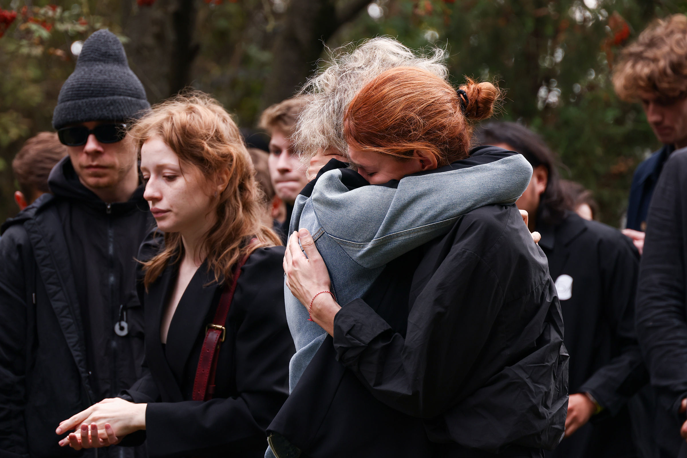 Актриса Анна Алексахина и вдова театрального режиссера Юрия Бутусова Мария (слева направо на первом плане)