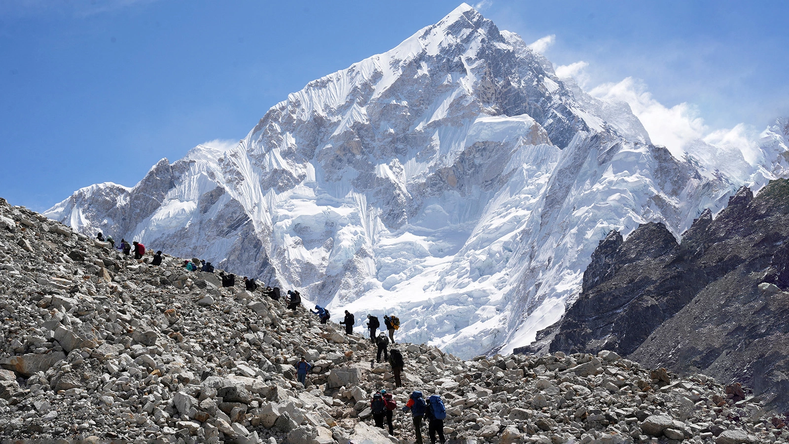Ясная погода в Гималаях неожиданно сменилась снежной бурей