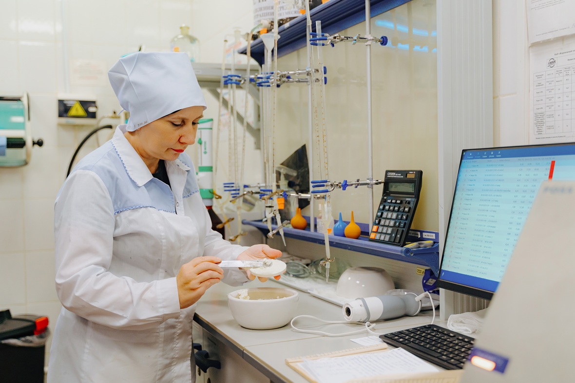 На комбинате работает молочный сомелье. По словам гендиректора фабрики Игоря Московцева, контроль качества проходит не только в лабораториях&nbsp;&mdash; на предприятии оценивают товар с точки зрения потребителя:

&laquo;Мы решили, что было&nbsp;бы хорошо создать еще один этап контроля&nbsp;&mdash; от потребителя. Мы отобрали ребят и действительно назвали их молочными сомелье. Их &laquo;изолировали&raquo; от профессионалов, чтобы они ставили честную оценку&nbsp;&mdash; вкусно или не вкусно. Мы на нее внимательно смотрим и принимаем решение. Если вдруг после профессиональной дегустации сомелье скажет, что что-то не так, мы все возвращаем обратно. Это нужно для того, чтобы мы были уверены&nbsp;&mdash; покупатель придет и возьмет с полки то, что он любит&raquo;.